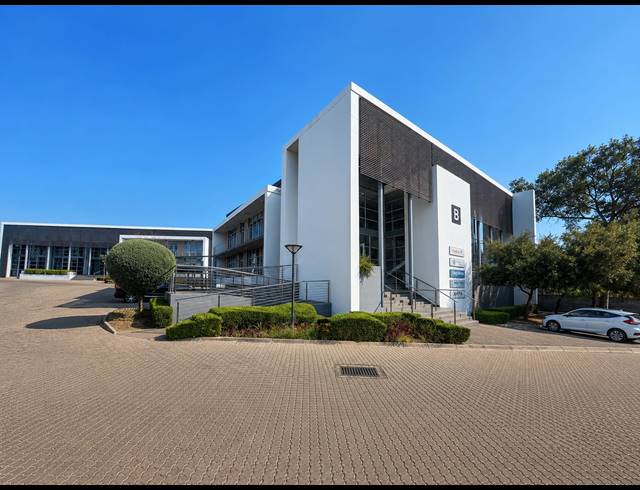 182M² OFFICE FOR SALE IN CHARTWELL